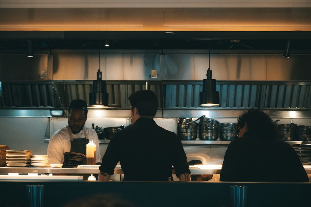 双雄+AI,《捕风追影》演绎“新港片”
